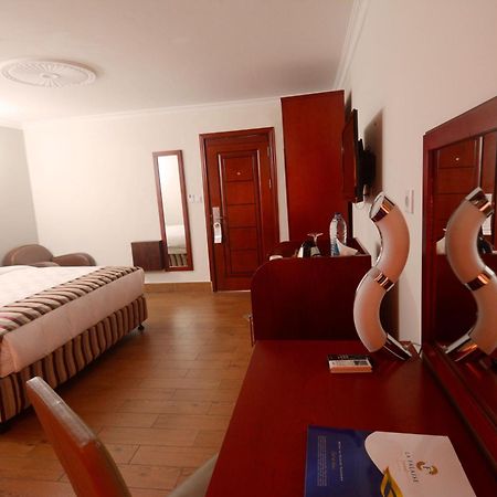 Hotel La Falaise Yaounde Bagian luar foto