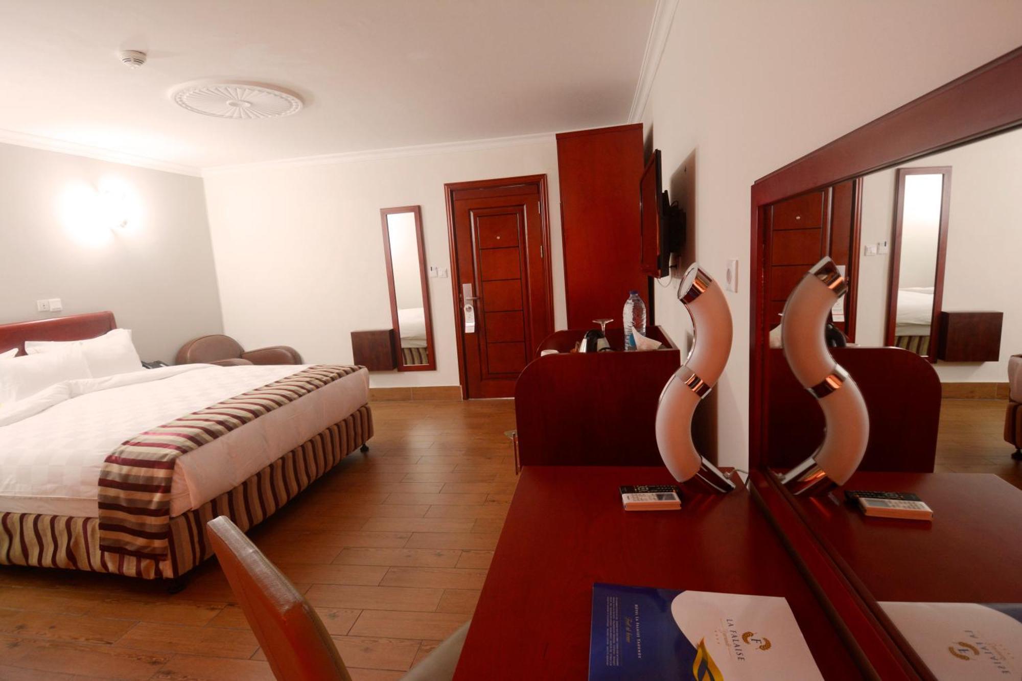 Hotel La Falaise Yaounde Bagian luar foto