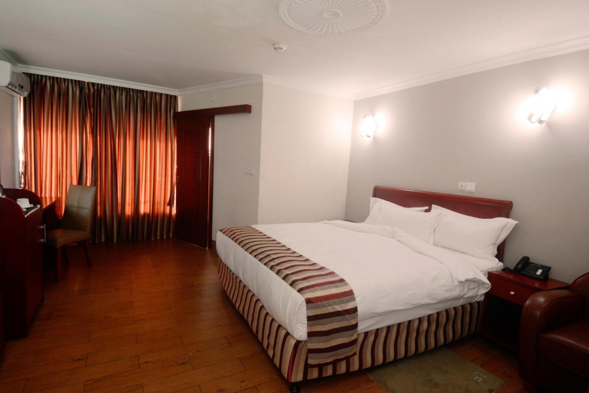 Hotel La Falaise Yaounde Bagian luar foto