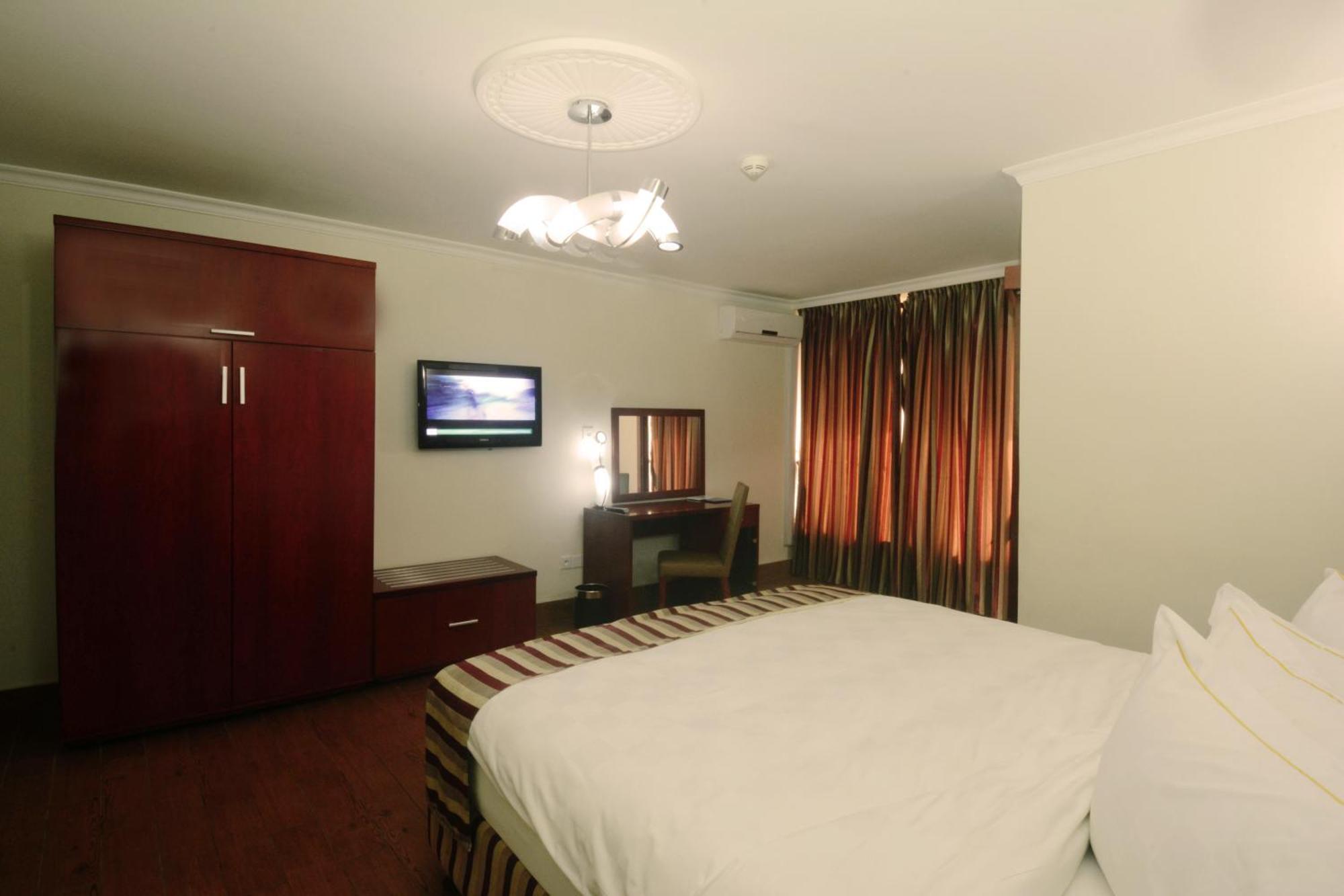 Hotel La Falaise Yaounde Ruang foto