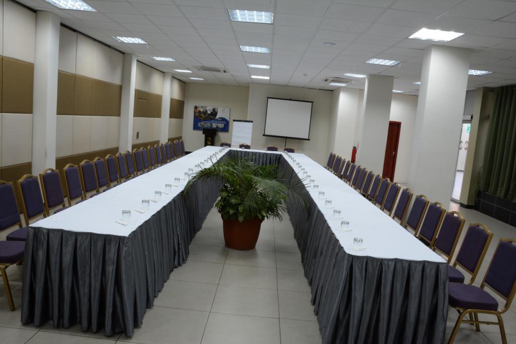 Hotel La Falaise Yaounde Bagian luar foto