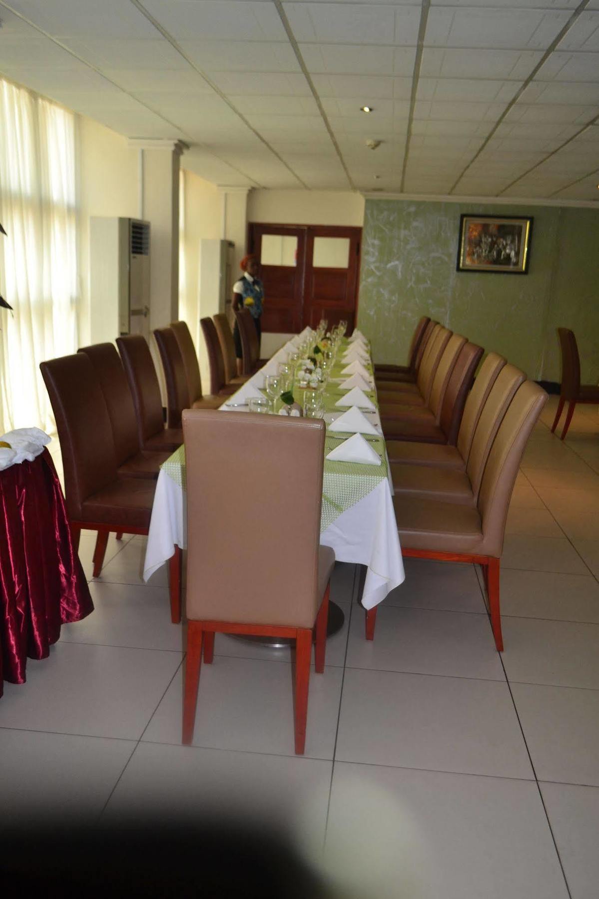 Hotel La Falaise Yaounde Bagian luar foto