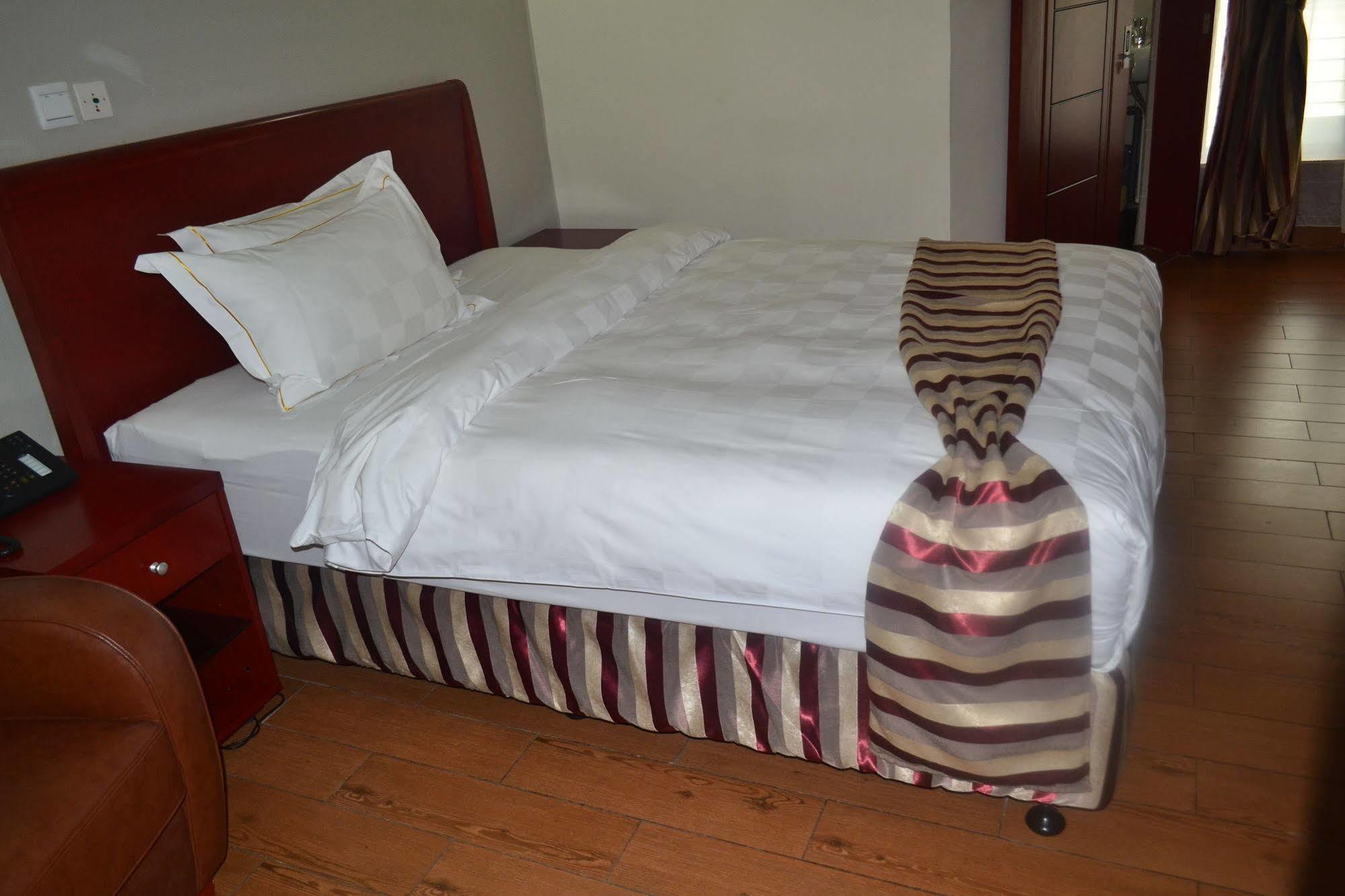 Hotel La Falaise Yaounde Bagian luar foto
