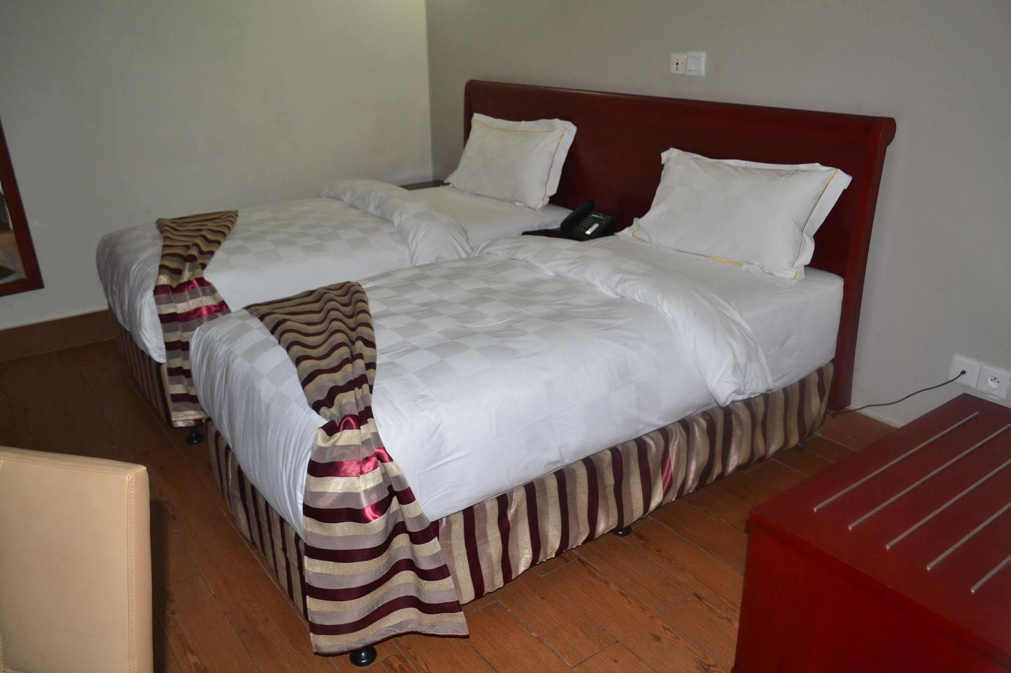 Hotel La Falaise Yaounde Bagian luar foto