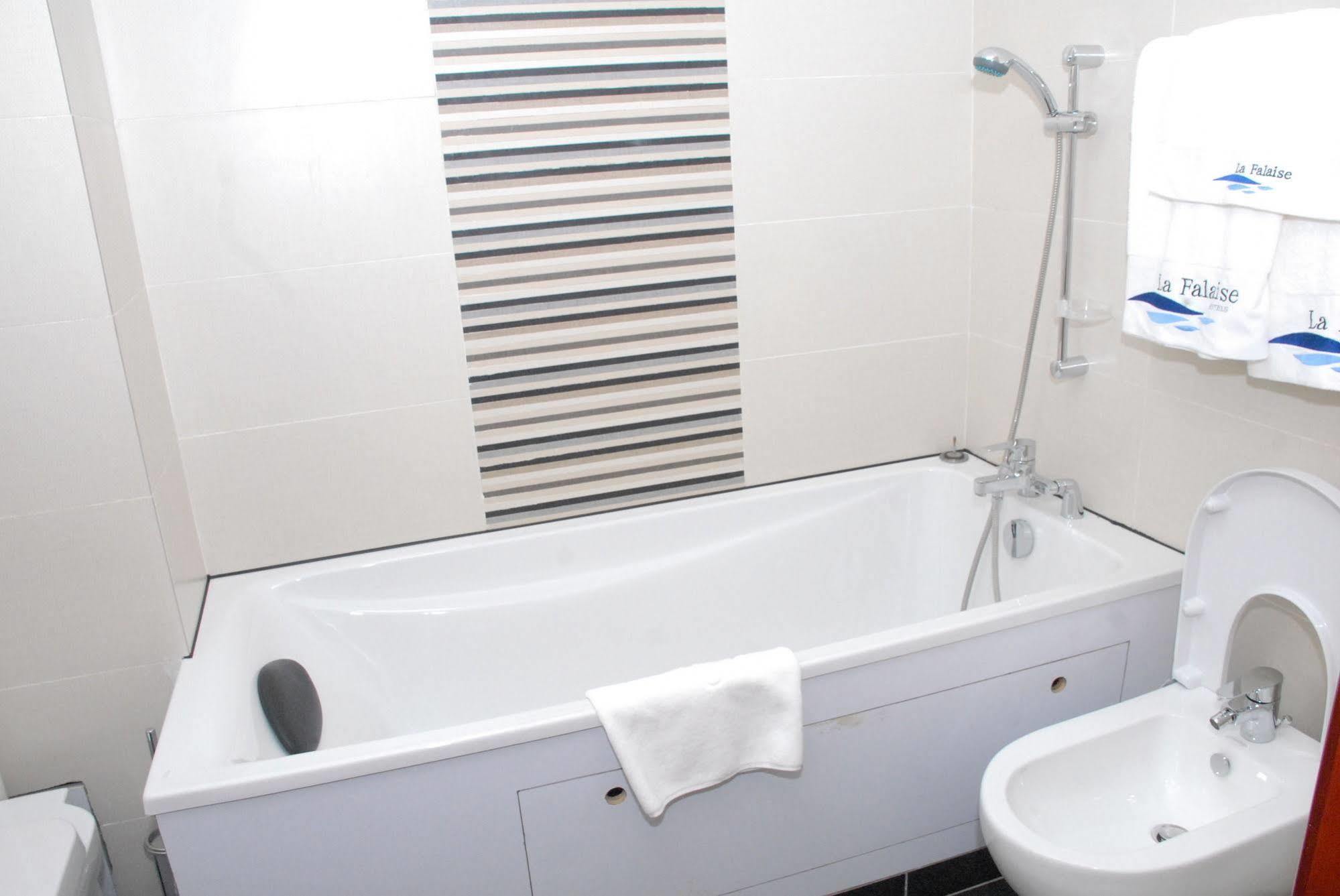 Hotel La Falaise Yaounde Bagian luar foto