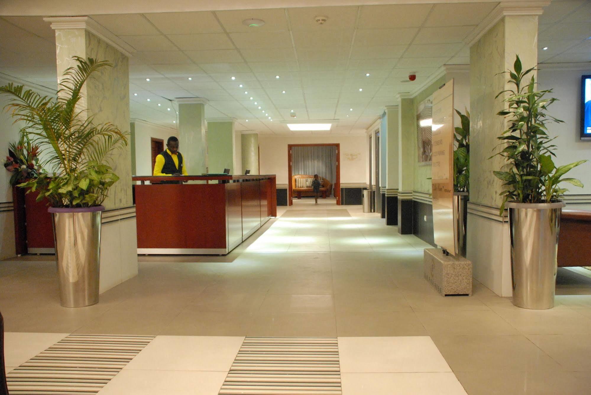 Hotel La Falaise Yaounde Bagian luar foto