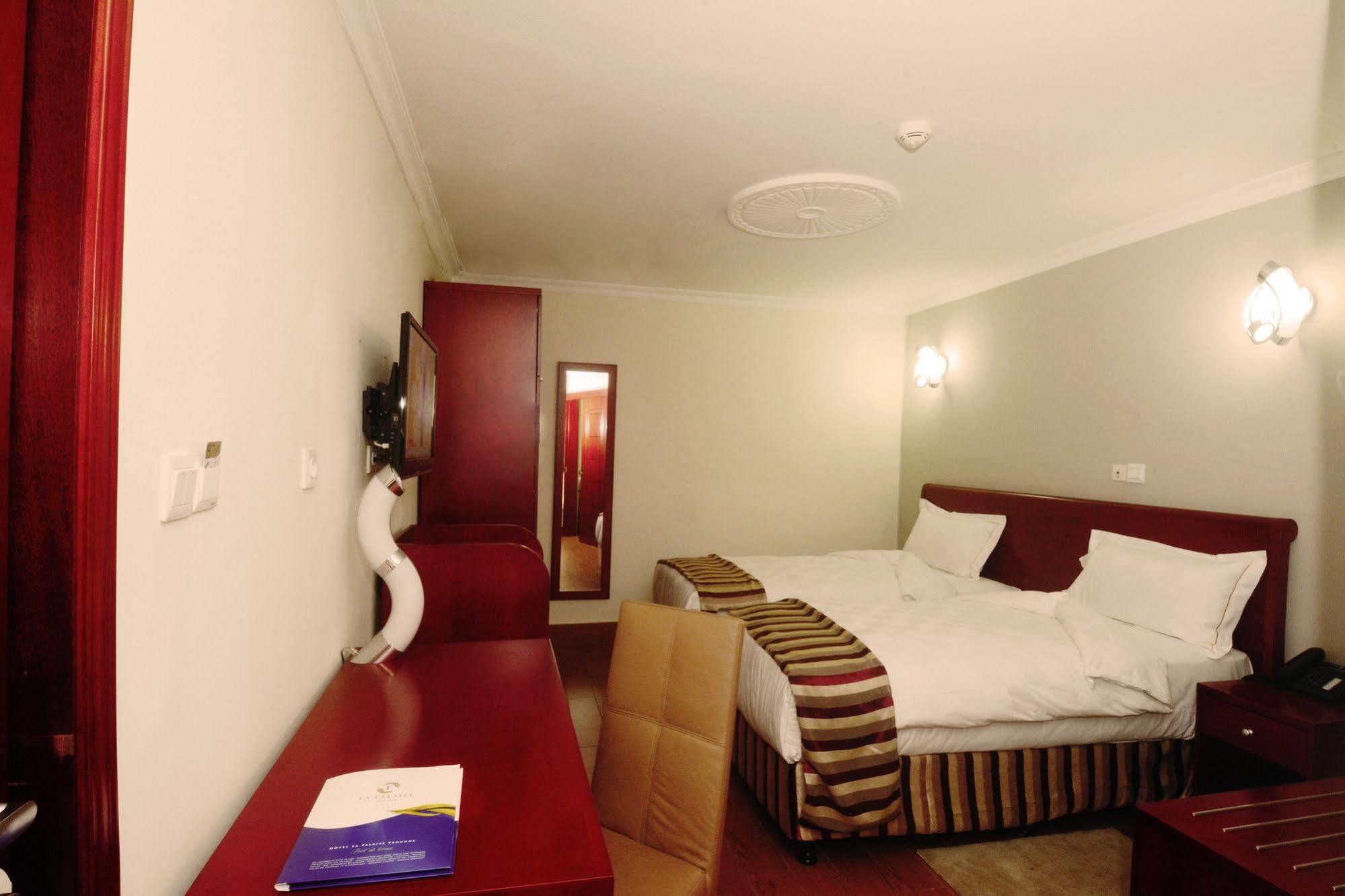Hotel La Falaise Yaounde Bagian luar foto