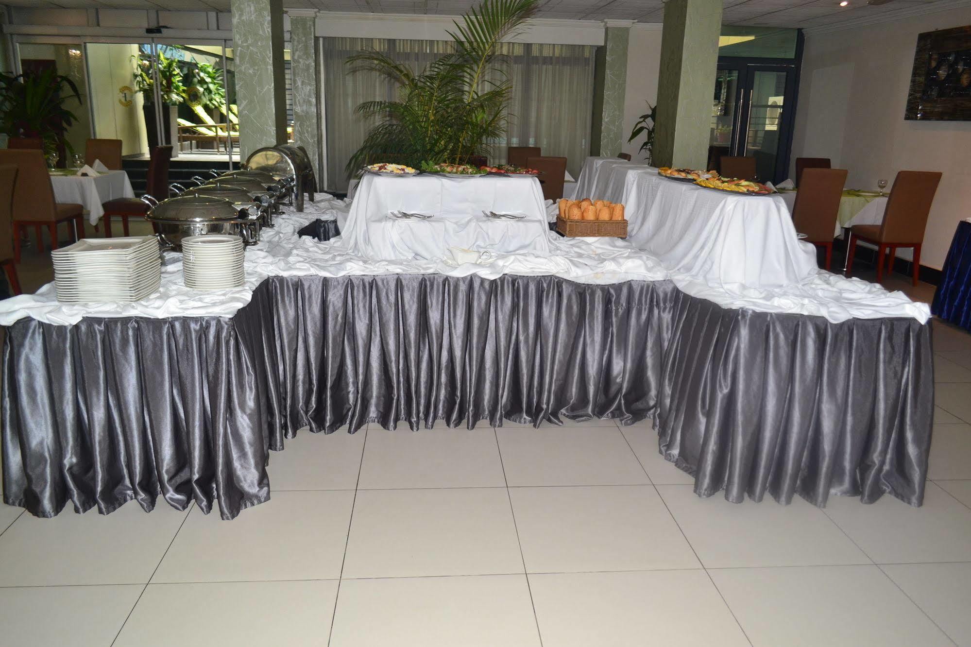 Hotel La Falaise Yaounde Bagian luar foto
