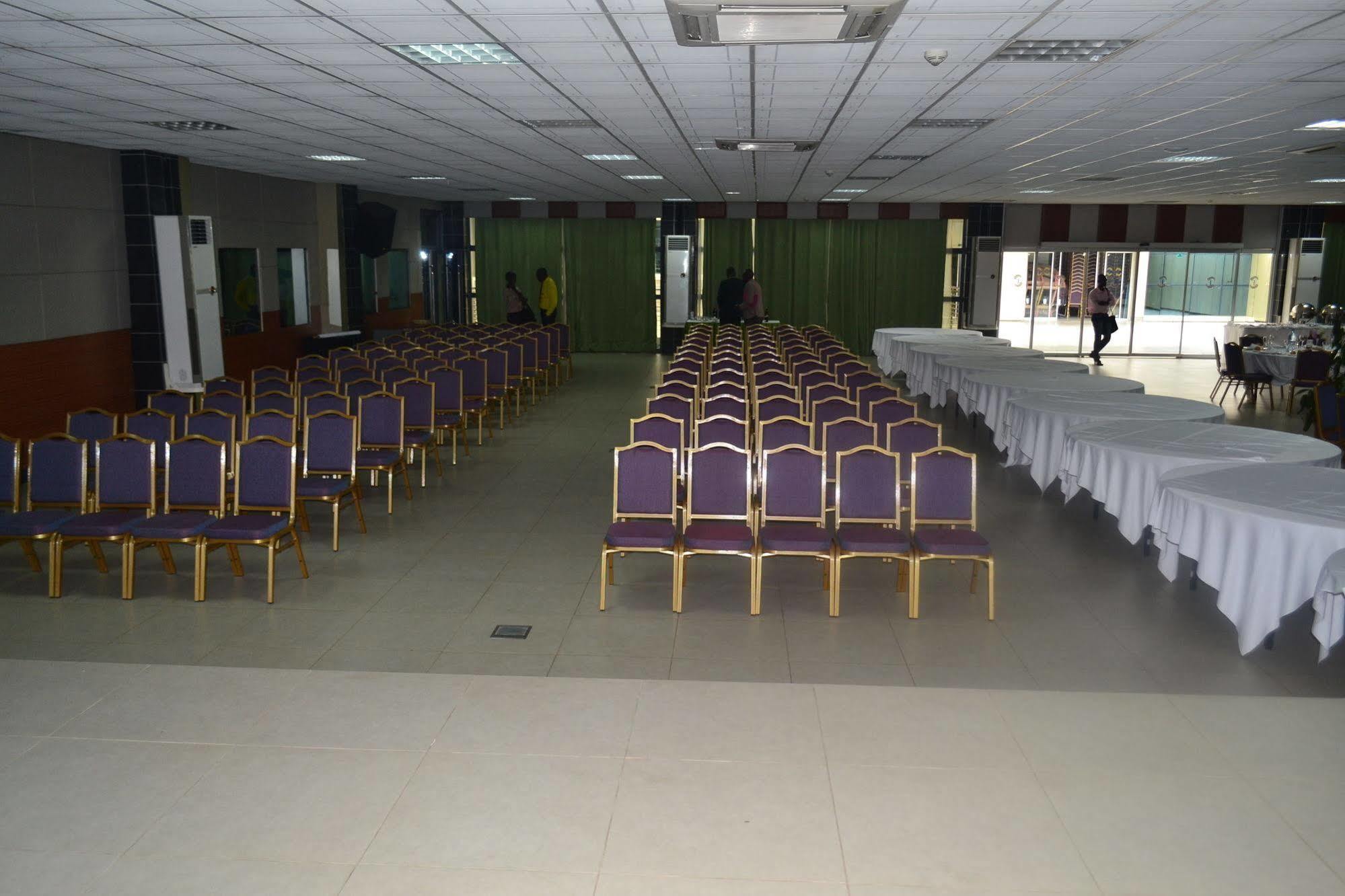 Hotel La Falaise Yaounde Bagian luar foto